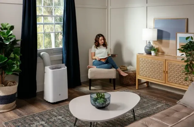 Mua máy lạnh mini cho phòng trọ hay mua quạt điều hòa tối ưu hơn?